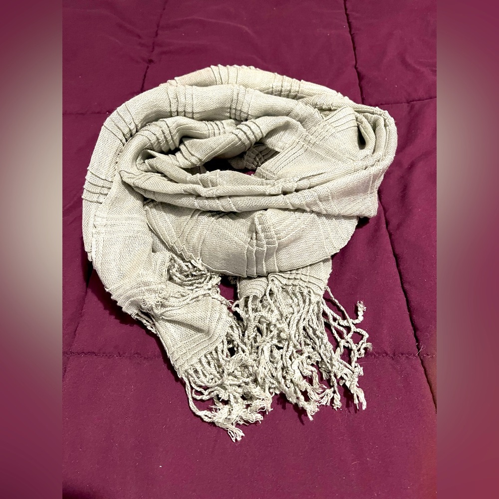 Gently Worn Women’s Gray, fringe edge scarf 🧣